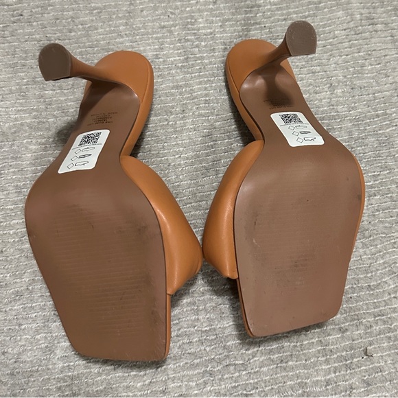 ASOS DESIGN Wide Fit Niki padded twist high heeled mules in beige - Picture 3 of 4